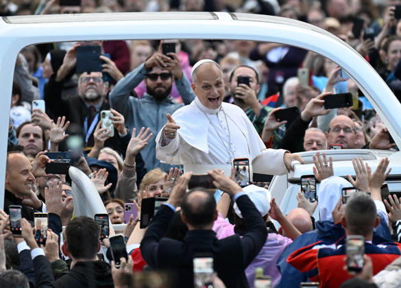 Pope Leo XIV Leads The General Audience - Vatican Pope Leo XIV attends the weekly general audience in Saint Peter’s square, Vatican on October 21, 2026. Photo by Eric Vandeville ABACAPRESS.COM Rome  Copyright: xVandevillexEric ABACAx
