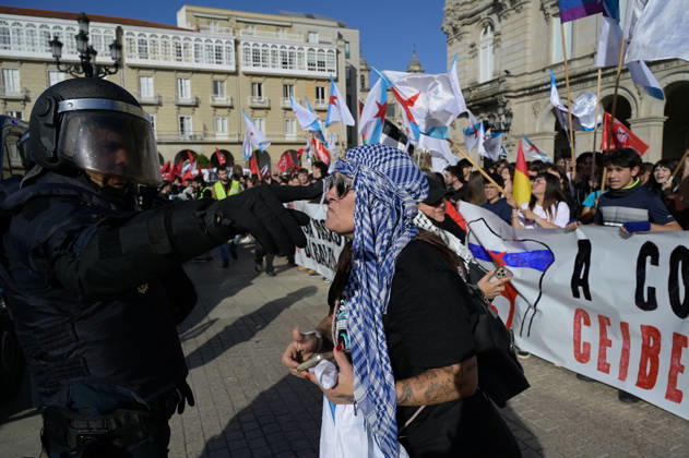 Protest Against Abascal s Event in A Coruna A police officer gives instructions to a person during a rally against the visit of Vox leader Santiago Abascal on October 21, 2026, in A Coruna, Galicia, Spain. Several people gathered, organized by far-left movements, to boycott the Vox leader’s visit to the Galician city. October 21, 2026. A Coruna, Galicia. A Coruna, Galicia, Spain.  Copyright: xM.xDylanx 7859210