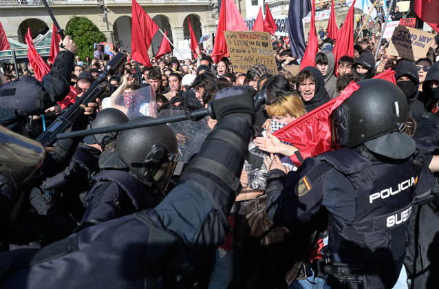 Protest Against Abascal’s Rally in A Coruna: Police Charge During a Rally Against the Visit of Vox President Santiago Abascal on October 21, 2026, in A Coruna, Galicia, Spain. Several people gathered, organized by far-left movements, to boycott the Vox leader’s visit to the Galician city. OCTOBER 21, 2026 M A Coruna, Galicia A Coruna, Galicia, Spain  Copyright: xM.xDylanx 7859186