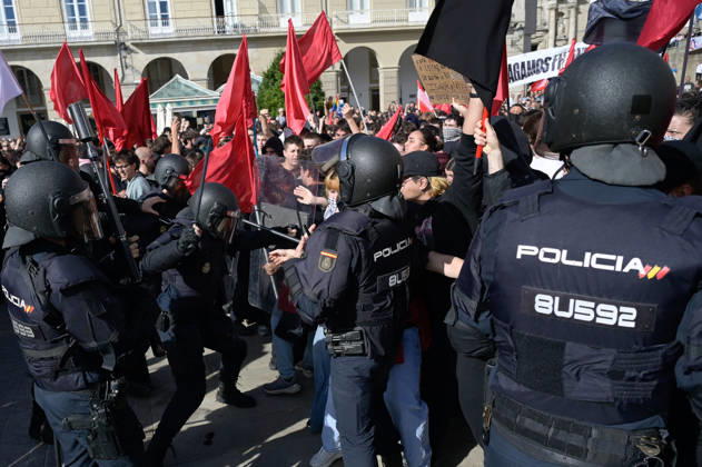 Protest Against Abascal’s Rally in A Coruna: Police Charge During a Rally Against the Visit of Vox President Santiago Abascal on October 21, 2026, in A Coruna, Galicia, Spain. Several people gathered, organized by far-left movements, to boycott the Vox leader’s visit to the Galician city. OCTOBER 21, 2026 M A Coruna, Galicia A Coruna, Galicia, Spain  Copyright: xM.xDylanx 7859188