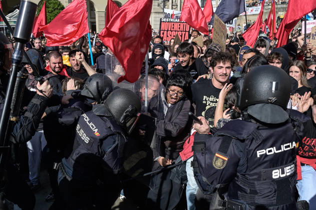 Protest Against Abascal’s Rally in A Coruna: Police Charge During a Rally Against the Visit of Vox President Santiago Abascal on October 21, 2026, in A Coruna, Galicia, Spain. Several people gathered, organized by far-left movements, to boycott the Vox leader’s visit to the Galician city. OCTOBER 21, 2026 M A Coruna, Galicia A Coruna, Galicia, Spain  Copyright: xM.xDylanx 7859189