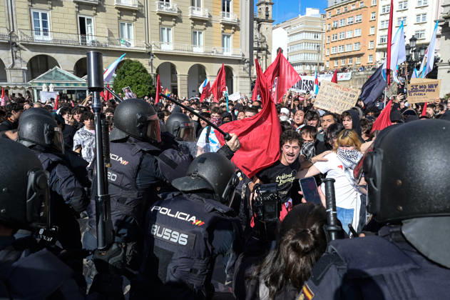 Protest Against Abascal’s Rally in A Coruna: Police Charge During a Rally Against the Visit of Vox President Santiago Abascal on October 21, 2026, in A Coruna, Galicia, Spain. Several people gathered, organized by far-left movements, to boycott the Vox leader’s visit to the Galician city. OCTOBER 21, 2026 M A Coruna, Galicia A Coruna, Galicia, Spain  Copyright: xM.xDylanx 7859212