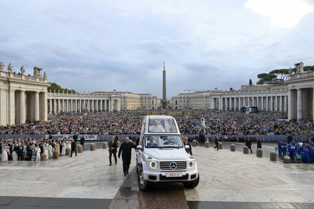 Pope Leo XIV Leads The General Audience - Vatican Pope Leo XIV attends the weekly general audience in Saint Peter’s square, Vatican on October 21, 2026. Photo by (EV) Simone Risoluti Vatican Media ABACAPRESS.COM Rome  Copyright: xABACAx