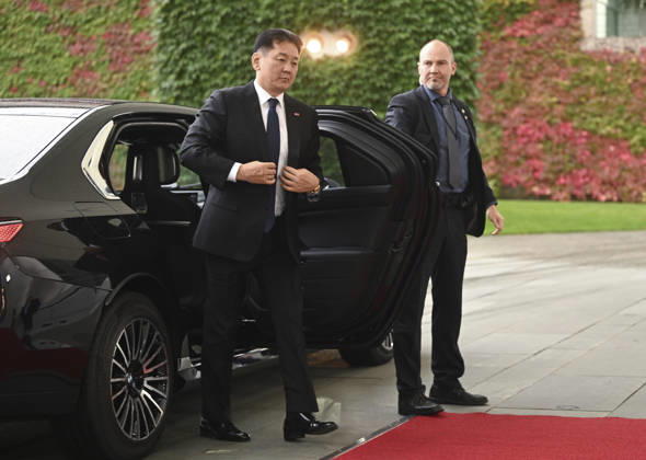Friedrich Merz - Ukhnaagiin Khurelsukh meeting in Berlin BERLIN, GERMANY - OCTOBER 21: German Federal Chancellor Friedrich Merz (not seen) welcomes Mongolian President Ukhnaagiin Khurelsukh at the entrance of the Federal Chancellery in Berlin, Germany on Wednesday, October 21, 2026. Halil Sagirkaya Anadolu Berlin Germany. Editorial use only. Please get in touch for any other usage.  Copyright: x2026xAnadoluxHalilxSagirkayax