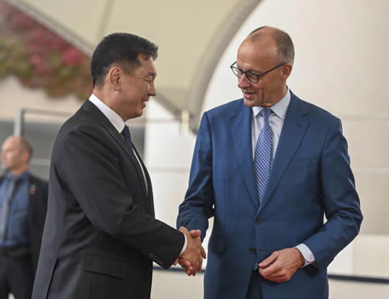 Friedrich Merz - Ukhnaagiin Khurelsukh meeting in Berlin BERLIN, GERMANY - OCTOBER 21: German Federal Chancellor Friedrich Merz welcomes Mongolian President Ukhnaagiin Khurelsukh at the entrance of the Federal Chancellery in Berlin, Germany on Wednesday, October 21, 2026. Halil Sagirkaya Anadolu Berlin Germany. Editorial use only. Please get in touch for any other usage.  Copyright: x2026xAnadoluxHalilxSagirkayax