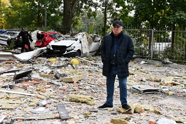 Aftermath Of A Russian Drone Strike In Kyiv A man stands on debris at the site of an apartment building damaged during a Russian drone strike in Kyiv, Ukraine, on October 21, 2026. Kyiv Ukraine  Copyright: xOleksandrxGusevx originalFilename: gusev-aftermat261021_npcIe.jpg