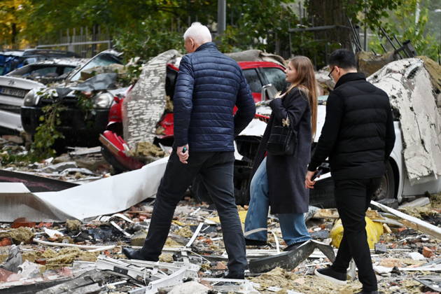 Aftermath Of A Russian Drone Strike In Kyiv People walk among the debris at the site of an apartment building damaged by a Russian drone strike in Kyiv, Ukraine, on October 21, 2026. Kyiv Ukraine  Copyright: xOleksandrxGusevx originalFilename: gusev-aftermat261021_nphHH.jpg