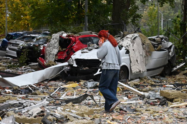 Aftermath Of A Russian Drone Strike In Kyiv A woman walks through debris at the site of a damaged apartment building in Kyiv, Ukraine, on October 21, 2026. The building was damaged during a Russian drone strike amid Russia s attack on Ukraine. Kyiv Ukraine  Copyright: xOleksandrxGusevx originalFilename: gusev-aftermat261021_npKRT.jpg