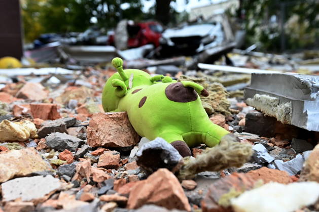 Aftermath Of A Russian Drone Strike In Kyiv A child s toy lies among the debris at the site of an apartment building damaged by a Russian drone strike during a Russian attack on Kyiv, Ukraine, on October 21, 2026. Kyiv Ukraine  Copyright: xOleksandrxGusevx originalFilename: gusev-notitle261021_npPqO.jpg