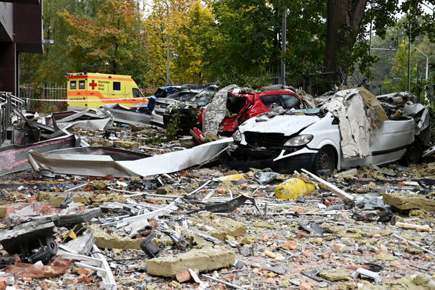 Aftermath Of A Russian Drone Strike In Kyiv Destroyed cars lie among debris in the courtyard of a residential building in Kyiv, Ukraine, on October 21, 2026, following a drone attack amid the Russian invasion of Ukraine. Kyiv Ukraine  Copyright: xOleksandrxGusevx originalFilename: gusev-notitle261021_npWKj.jpg