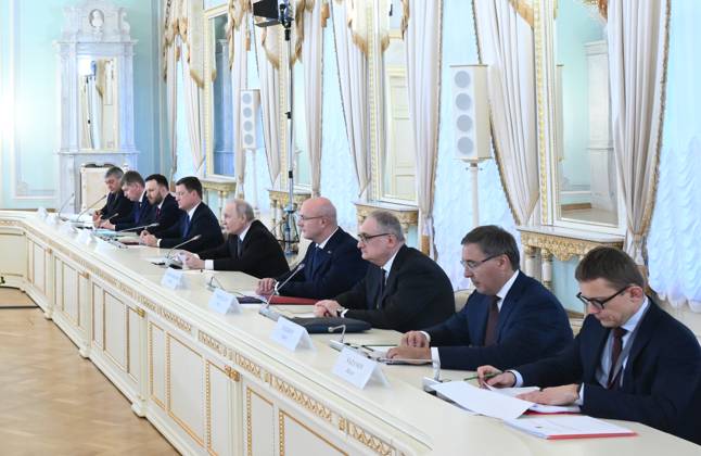 Russia Putin China 9269768 21.10.2026 Russian President Vladimir Putin attends a meeting with Chinese Premier Li Qiang at the Constantine Palace in Strelna, a suburb of St. Petersburg, Russia. Kristina Solovyova Sputnik St. Petersburg Russia  Copyright: xKristinaxSolovyovax