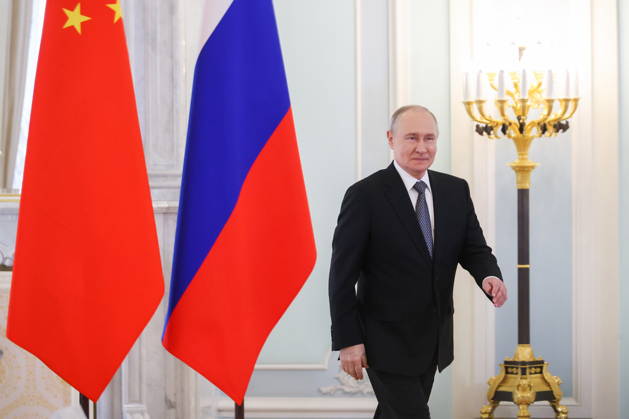 RUSSIA, ST PETERSBURG - OCTOBER 21, 2026: Russian President Vladimir Putin (C) is seen during a meeting with Chineese Premier Li Qiang St Petersburg Russia  - ZUMAt113 20261021_zaa_t113_452 Copyright: xAlexanderxDemianchukx