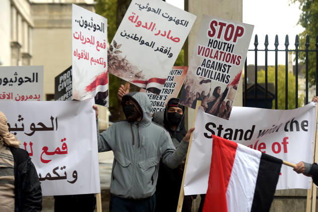 News Bilder des Tages Sultan of Oman visit London Yemeni protesters as the Prime Minister Andy Burnham meets His Majesty Haitham bin Tarik, Sultan and Prime Minister of Oman at Downing Street Westminster London. London Westminster UK Copyright: xMartinxDaltonx Politicians_London_211026_MD_007