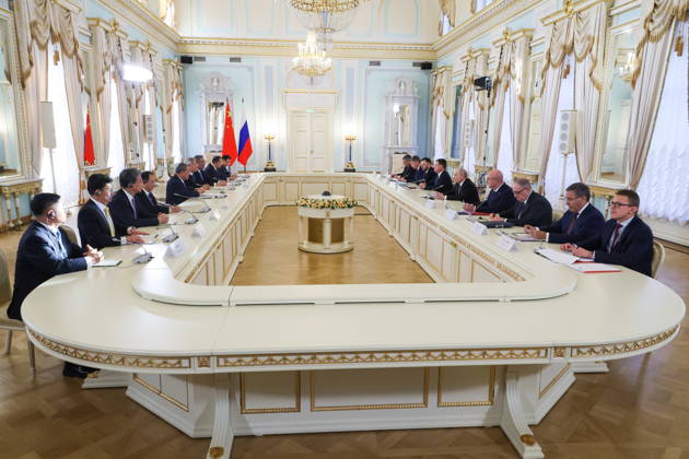 RUSSIA, ST PETERSBURG - OCTOBER 21, 2026: Russian President Vladimir Putin (R, C) and Chineese Premier Li Qiang (L, C) are seen during a meeting St Petersburg Russia  - ZUMAt113 20261021_zaa_t113_456 Copyright: xAlexanderxDemianchukx