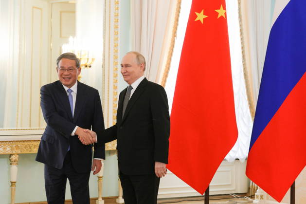 RUSSIA, ST PETERSBURG - OCTOBER 21, 2026: Russian President Vladimir Putin (R) and Chineese Premier Li Qiang shake hands during a meeting. Alexander Demianchuk TASS  99710779