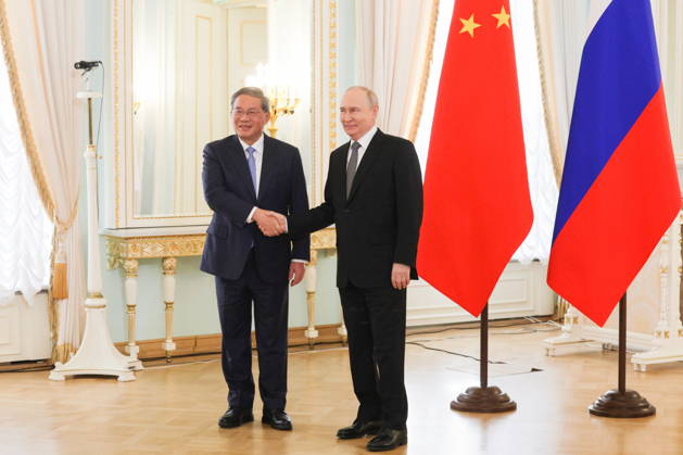 RUSSIA, ST PETERSBURG - OCTOBER 21, 2026: Russian President Vladimir Putin (R) and Chineese Premier Li Qiang shake hands during a meeting. Alexander Demianchuk TASS  99710782