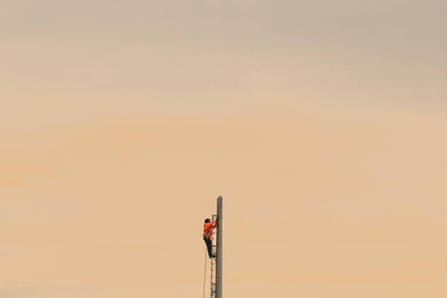 German national flag replaced atop Bundestag building in Berlin BERLIN, GERMANY - OCTOBER 21: Workers replace one of the German national flags atop the roof of the Bundestag (Federal Parliament) building in Berlin, Germany, on October 21, 2026. Staff hoisted the tricolor flag of black, red, and gold as part of routine maintenance on the historic Reichstag building. Halil Sagirkaya Anadolu Berlin Germany. Editorial use only. Please get in touch for any other usage.  Copyright: x2026xAnadoluxHalilxSagirkayax