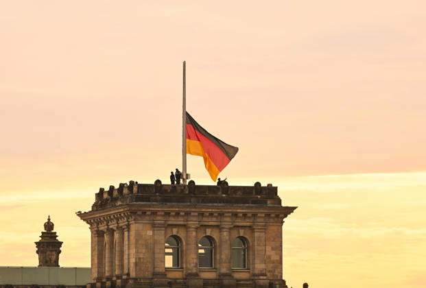 German national flag replaced atop Bundestag building in Berlin BERLIN, GERMANY - OCTOBER 21: Workers replace one of the German national flags atop the roof of the Bundestag (Federal Parliament) building in Berlin, Germany, on October 21, 2026. Staff hoisted the tricolor flag of black, red, and gold as part of routine maintenance on the historic Reichstag building. Halil Sagirkaya Anadolu Berlin Germany. Editorial use only. Please get in touch for any other usage.  Copyright: x2026xAnadoluxHalilxSagirkayax