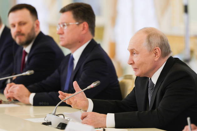 RUSSIA, ST PETERSBURG - OCTOBER 21, 2026: Russian President Vladimir Putin (R) is seen during a meeting with Chineese Premier Li Qiang at the Constantine Palace. Alexander Demianchuk TASS  99710818