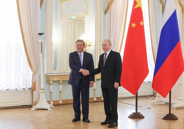 Russia Putin China 9269840 21.10.2026 Russian President Vladimir Putin and Chinese Premier Li Qiang shake hands as they pose for photos before a meeting at the Constantine Palace in Strelna, a suburb of St. Petersburg, Russia. Gavriil Grigorov Sputnik St. Petersburg Russia  Copyright: xGavriilxGrigorovx