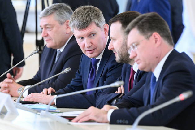 RUSSIA, ST PETERSBURG - OCTOBER 21, 2026: Russian Deputy Prime Minister Alexander Novak, Deputy Chief of Staff Maxim Oreshkin, Economic Development Minister Maxim Reshetnikov and Deputy Foreign Minister Andrei Rudenko (L-R) are seen during a meeting of President Vladimir Putin with Chinese Premier Li Qiang at the Constantine Palace. Alexander Demianchuk TASS  99711252