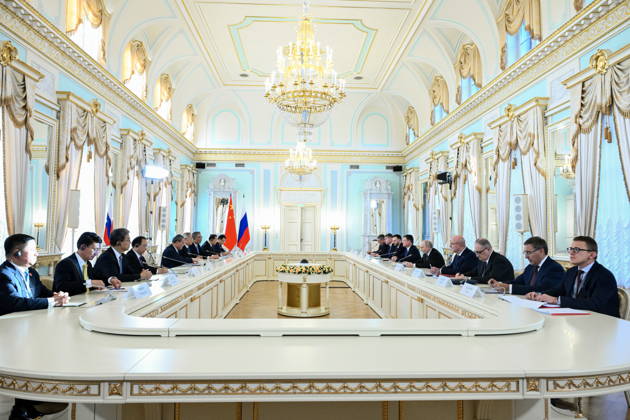 RUSSIA, ST PETERSBURG - OCTOBER 21, 2026: Russian President Vladimir Putin (R, C) and Chinese Premier Li Qiang (L, C) are seen during a meeting at the Constantine Palace. Kristina Solovyova POOL TASS  99710788