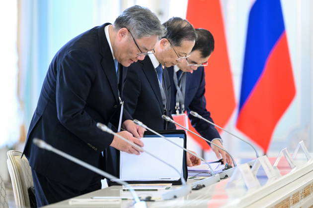 RUSSIA, ST PETERSBURG - OCTOBER 21, 2026: Chinese Premier Li Qiang (L) is seen during a meeting with Russian President Vladimir Putin at the Constantine Palace. Kristina Solovyova POOL TASS  99711158