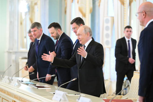 RUSSIA, ST PETERSBURG - OCTOBER 21, 2026: Russian President Vladimir Putin (C) is seen during a meeting with Chinese Premier Li Qiang at the Constantine Palace. Kristina Solovyova POOL TASS  99711582