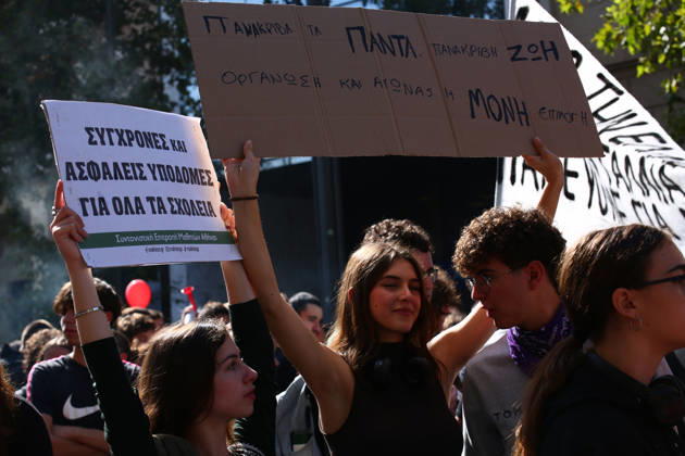 October 21, 2026, Athens, Attica, GREECE: Students, school pupils, teachers and university professors take part in a large education protest. Thousands of demonstrators march through the city center, carrying banners and chanting slogans during the mass mobilization. Athens GREECE - ZUMAx103 20261021_zip_x103_001 Copyright: xHarrisxXanthopoulosx