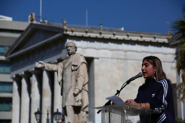 News Bilder des Tages October 21, 2026, Athens, Attica, GREECE: A student addresses demonstrators outside the University of Athens during a mass education rally. Athens GREECE - ZUMAx103 20261021_zip_x103_005 Copyright: xHarrisxXanthopoulosx
