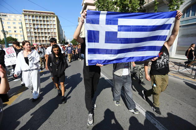October 21, 2026, Athens, Attica, GREECE: Students carry a large Greek flag during the education protest march through central Athens. Athens GREECE - ZUMAx103 20261021_zip_x103_024 Copyright: xHarrisxXanthopoulosx