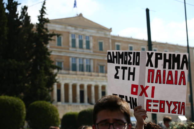 October 21, 2026, Athens, Attica, GREECE: Students, school pupils, teachers and university professors take part in a large education protest. Thousands of demonstrators march through the city center, carrying banners and chanting slogans during the mass mobilization. Athens GREECE - ZUMAx103 20261021_zip_x103_025 Copyright: xHarrisxXanthopoulosx