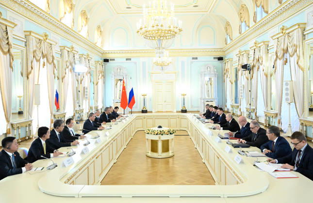 (261021) -- ST. PETERSBURG, Oct. 21, 2026 -- Chinese Premier Li Qiang meets with Russian President Vladimir Putin in St. Petersburg, Russia, Oct. 21, 2026. ) RUSSIA-ST. PETERSBURG-PUTIN-CHINA-LI QIANG-MEETING ShenxHong 