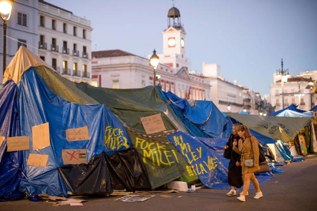 Javier Milei, President of Argentina visits Madrid - 21 Oct 2026 (EDITOR S NOTE: Image depicts profanity) Two women walk past graffiti opposing Javier Milei’s visit to Spain, near a campsite in the center of Madrid. Javier Milei, President of Argentina is the guest of honor at a breakfast briefing organized by the New Economy Forum located just a few meters from the Puerta del Sol in the heart of Madrid. Madrid Spain Copyright: xLuisxSotox xSOPAxImagesx LSOTOJMMF01