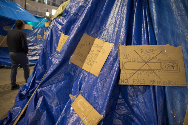 Javier Milei, President of Argentina visits Madrid - 21 Oct 2026 A man walks past placard on a tent protesting against Javier Milei’s visit to Spain, near an encampment in the center of Madrid. Javier Milei, President of Argentina, is the guest of honor at a breakfast briefing organized by the New Economy Forum located just a few meters from the Puerta del Sol in the heart of Madrid. Madrid Spain Copyright: xLuisxSotox xSOPAxImagesx LSOTOJMMF02