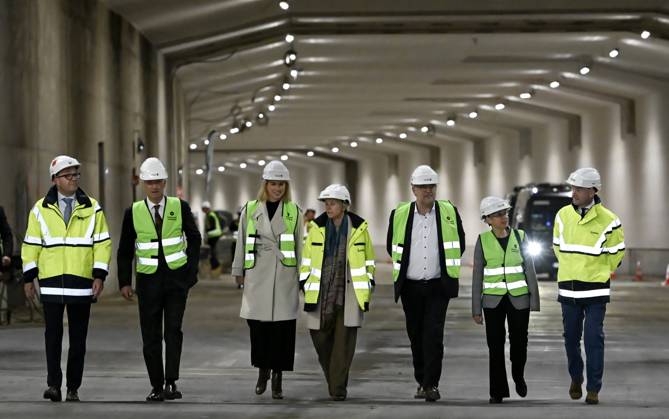 The King Crosses The Oosterweel Tunnel ANTWERPEN, BELGIUM - OCTOBER 21 : King Philippe crosses the Oosterweel tunnel during his visit of the construction site of the Oosterweel Link in Antwerp. This major infrastructure project, led by the project owner Lantis, will complete the Antwerp Ring Road (R1) through a complex system of new tunnels. The link aims to structurally resolve the traffic congestion around Antwerp by diverting heavy port and through traffic via an additional Scheldt tunnel. Antwerpen, Belgium, 21 10 2026 Antwerpen Belgium  Copyright: xBertxVanxDenxBrouckex