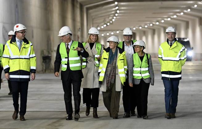 The King Crosses The Oosterweel Tunnel ANTWERPEN, BELGIUM - OCTOBER 21 : King Philippe crosses the Oosterweel tunnel during his visit of the construction site of the Oosterweel Link in Antwerp. This major infrastructure project, led by the project owner Lantis, will complete the Antwerp Ring Road (R1) through a complex system of new tunnels. The link aims to structurally resolve the traffic congestion around Antwerp by diverting heavy port and through traffic via an additional Scheldt tunnel. Antwerpen, Belgium, 21 10 2026 Antwerpen Belgium  Copyright: xBertxVanxDenxBrouckex