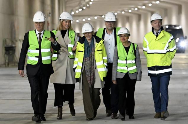 The King Crosses The Oosterweel Tunnel ANTWERPEN, BELGIUM - OCTOBER 21 : King Philippe crosses the Oosterweel tunnel during his visit of the construction site of the Oosterweel Link in Antwerp. This major infrastructure project, led by the project owner Lantis, will complete the Antwerp Ring Road (R1) through a complex system of new tunnels. The link aims to structurally resolve the traffic congestion around Antwerp by diverting heavy port and through traffic via an additional Scheldt tunnel. Antwerpen, Belgium, 21 10 2026 Antwerpen Belgium  Copyright: xBertxVanxDenxBrouckex