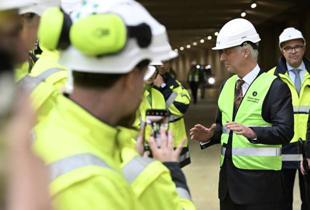 The King Crosses The Oosterweel Tunnel ANTWERPEN, BELGIUM - OCTOBER 21 : King Philippe crosses the Oosterweel tunnel during his visit of the construction site of the Oosterweel Link in Antwerp. This major infrastructure project, led by the project owner Lantis, will complete the Antwerp Ring Road (R1) through a complex system of new tunnels. The link aims to structurally resolve the traffic congestion around Antwerp by diverting heavy port and through traffic via an additional Scheldt tunnel. Antwerpen, Belgium, 21 10 2026 Antwerpen Belgium  Copyright: xBertxVanxDenxBrouckex