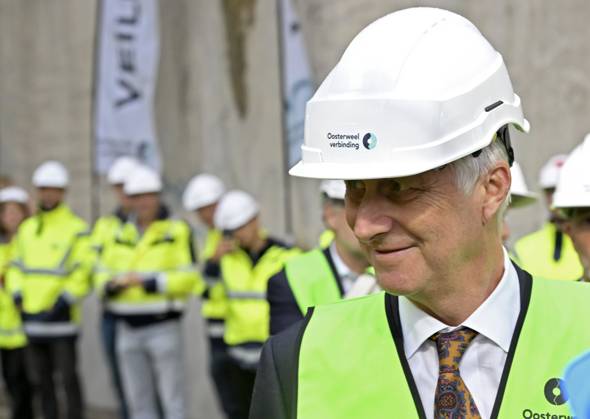 Entertainment Bilder des Tages The King Crosses The Oosterweel Tunnel ANTWERPEN, BELGIUM - OCTOBER 21 : King Philippe crosses the Oosterweel tunnel during his visit of the construction site of the Oosterweel Link in Antwerp. This major infrastructure project, led by the project owner Lantis, will complete the Antwerp Ring Road (R1) through a complex system of new tunnels. The link aims to structurally resolve the traffic congestion around Antwerp by diverting heavy port and through traffic via an additional Scheldt tunnel. Antwerpen, Belgium, 21 10 2026 Antwerpen Belgium  Copyright: xBertxVanxDenxBrouckex