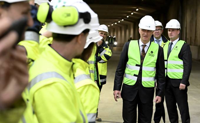 The King Crosses The Oosterweel Tunnel ANTWERPEN, BELGIUM - OCTOBER 21 : King Philippe crosses the Oosterweel tunnel during his visit of the construction site of the Oosterweel Link in Antwerp. This major infrastructure project, led by the project owner Lantis, will complete the Antwerp Ring Road (R1) through a complex system of new tunnels. The link aims to structurally resolve the traffic congestion around Antwerp by diverting heavy port and through traffic via an additional Scheldt tunnel. Antwerpen, Belgium, 21 10 2026 Antwerpen Belgium  Copyright: xBertxVanxDenxBrouckex