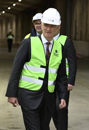 The King Crosses The Oosterweel Tunnel ANTWERPEN, BELGIUM - OCTOBER 21 : King Philippe crosses the Oosterweel tunnel during his visit of the construction site of the Oosterweel Link in Antwerp. This major infrastructure project, led by the project owner Lantis, will complete the Antwerp Ring Road (R1) through a complex system of new tunnels. The link aims to structurally resolve the traffic congestion around Antwerp by diverting heavy port and through traffic via an additional Scheldt tunnel. Antwerpen, Belgium, 21 10 2026 Antwerpen Belgium  Copyright: xBertxVanxDenxBrouckex