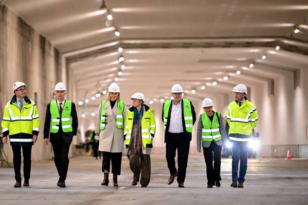 King Philippe - Filip of Belgium; acting Antwerp mayor Els Van Doesburg; Flemish Minister Annick De Ridder; Antwerp province governor Cathy Berx and Antwerp alderman Koen Kennis pictured during a royal visit to the Oosterweel construction site on Wednesday 21 October 2026 in Antwerp. The Oosterweelverbinding is a major infrastructure and urban renewal project designed to close the northern section of the Antwerp Ring Road (R1).  DIRKxWAEM 190516437