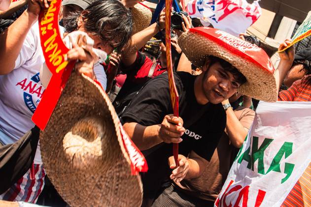 Manila Farmers Demand Land Reform MANILA, PHILIPPINES, OCTOBER 21, 2026: Farmers and activists gather in Mendiola during a demonstration calling for land reform, increased agricultural support and protection of rural livelihoods. Protesters oppose agricultural land conversion and the US-led Pax Silica initiative, which they say threatens farming communities. The rally takes place during National Peasant Month amid concerns over the potential impact of El Nino on food production. Manila Philippines Copyright: x xSeanxIsaiahxR.xMembrebex xJNAxPressx