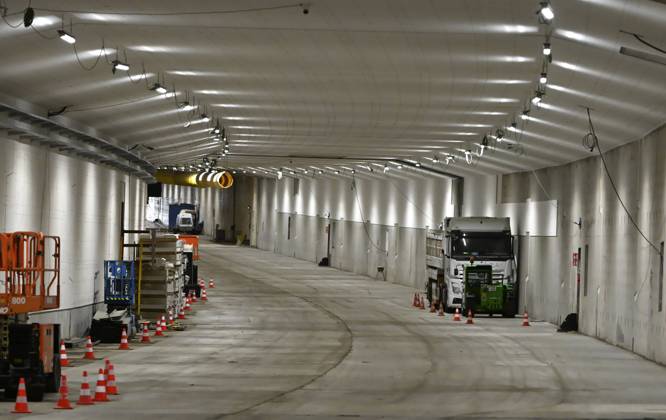 The King Crosses The Oosterweel Tunnel ANTWERPEN, BELGIUM - OCTOBER 21 : Crossing the Oosterweel tunnel during the king s visit of the construction site of the Oosterweel Link in Antwerp. This major infrastructure project, led by the project owner Lantis, will complete the Antwerp Ring Road (R1) through a complex system of new tunnels. The link aims to structurally resolve the traffic congestion around Antwerp by diverting heavy port and through traffic via an additional Scheldt tunnel. Antwerpen, Belgium, 21 10 2026 Antwerpen Belgium  Copyright: xBertxVanxDenxBrouckex