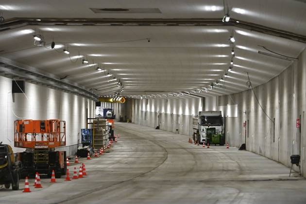 The King Crosses The Oosterweel Tunnel ANTWERPEN, BELGIUM - OCTOBER 21 : Crossing the Oosterweel tunnel during the king s visit of the construction site of the Oosterweel Link in Antwerp. This major infrastructure project, led by the project owner Lantis, will complete the Antwerp Ring Road (R1) through a complex system of new tunnels. The link aims to structurally resolve the traffic congestion around Antwerp by diverting heavy port and through traffic via an additional Scheldt tunnel. Antwerpen, Belgium, 21 10 2026 Antwerpen Belgium  Copyright: xBertxVanxDenxBrouckex