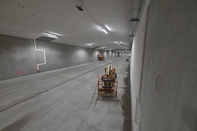 The King Crosses The Oosterweel Tunnel ANTWERPEN, BELGIUM - OCTOBER 21 : Crossing the Oosterweel tunnel during the king s visit of the construction site of the Oosterweel Link in Antwerp. This major infrastructure project, led by the project owner Lantis, will complete the Antwerp Ring Road (R1) through a complex system of new tunnels. The link aims to structurally resolve the traffic congestion around Antwerp by diverting heavy port and through traffic via an additional Scheldt tunnel. Antwerpen, Belgium, 21 10 2026 Antwerpen Belgium  Copyright: xBertxVanxDenxBrouckex