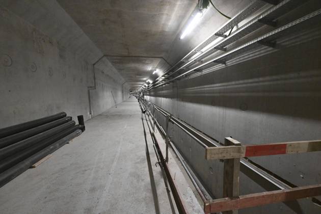 The King Crosses The Oosterweel Tunnel ANTWERPEN, BELGIUM - OCTOBER 21 : Crossing the Oosterweel tunnel during the king s visit of the construction site of the Oosterweel Link in Antwerp. This major infrastructure project, led by the project owner Lantis, will complete the Antwerp Ring Road (R1) through a complex system of new tunnels. The link aims to structurally resolve the traffic congestion around Antwerp by diverting heavy port and through traffic via an additional Scheldt tunnel. Antwerpen, Belgium, 21 10 2026 Antwerpen Belgium  Copyright: xBertxVanxDenxBrouckex