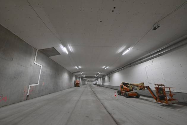 The King Crosses The Oosterweel Tunnel ANTWERPEN, BELGIUM - OCTOBER 21 : Crossing the Oosterweel tunnel during the king s visit of the construction site of the Oosterweel Link in Antwerp. This major infrastructure project, led by the project owner Lantis, will complete the Antwerp Ring Road (R1) through a complex system of new tunnels. The link aims to structurally resolve the traffic congestion around Antwerp by diverting heavy port and through traffic via an additional Scheldt tunnel. Antwerpen, Belgium, 21 10 2026 Antwerpen Belgium  Copyright: xBertxVanxDenxBrouckex