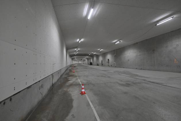The King Crosses The Oosterweel Tunnel ANTWERPEN, BELGIUM - OCTOBER 21 : Crossing the Oosterweel tunnel during the king s visit of the construction site of the Oosterweel Link in Antwerp. This major infrastructure project, led by the project owner Lantis, will complete the Antwerp Ring Road (R1) through a complex system of new tunnels. The link aims to structurally resolve the traffic congestion around Antwerp by diverting heavy port and through traffic via an additional Scheldt tunnel. Antwerpen, Belgium, 21 10 2026 Antwerpen Belgium  Copyright: xBertxVanxDenxBrouckex